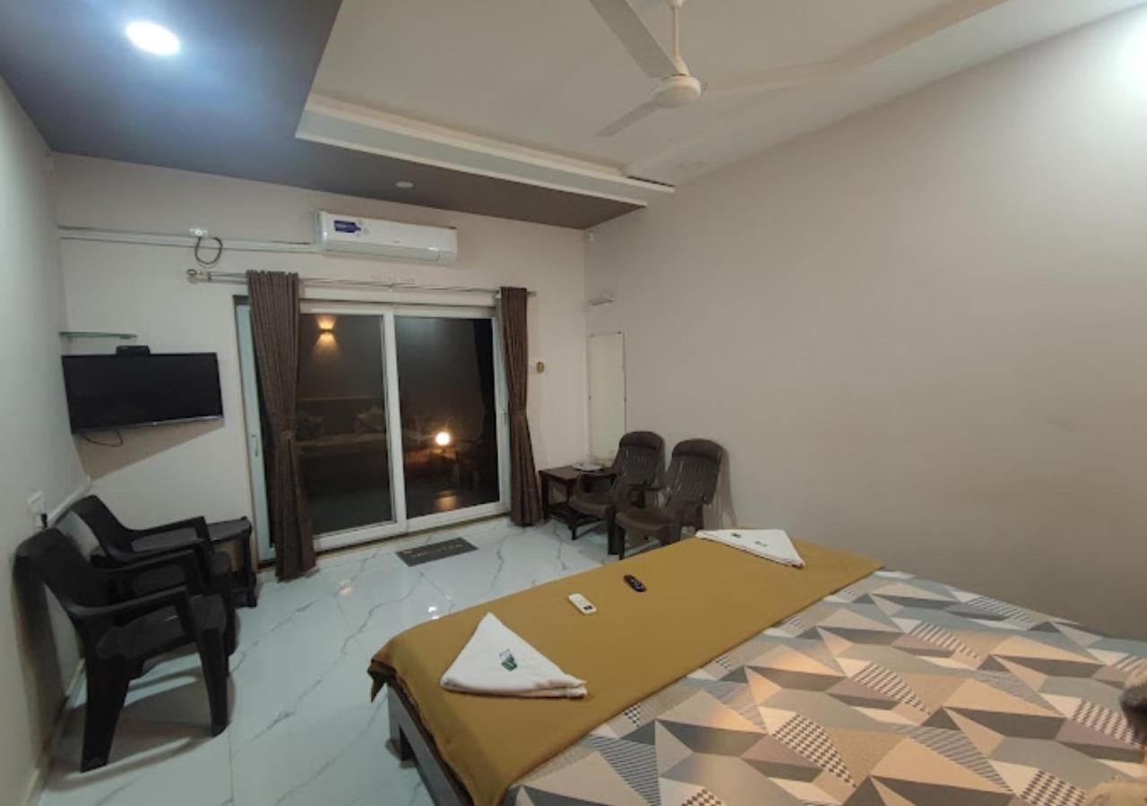 Sea King Beach Resort Ганпатипуле Екстериор снимка