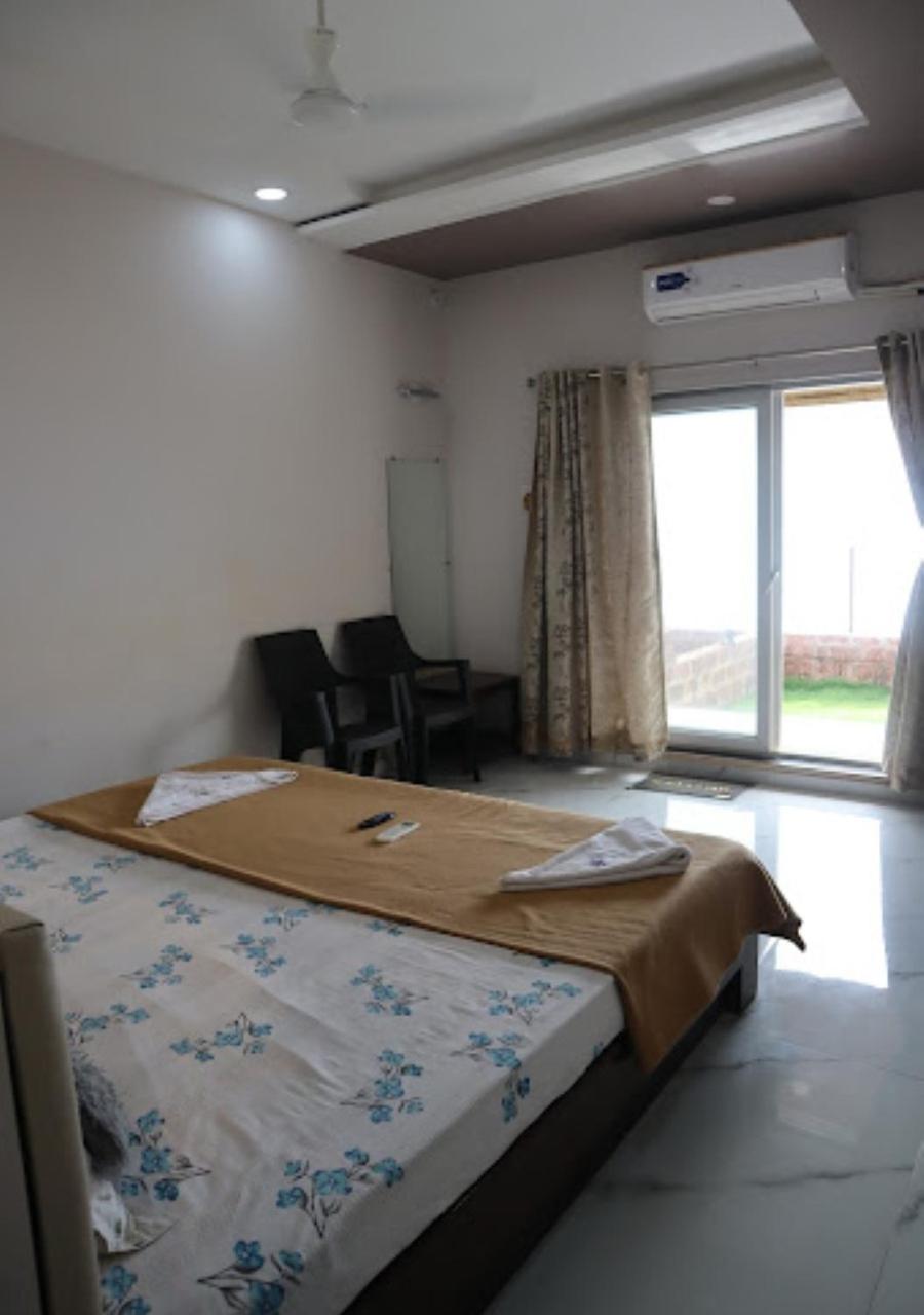 Sea King Beach Resort Ганпатипуле Екстериор снимка